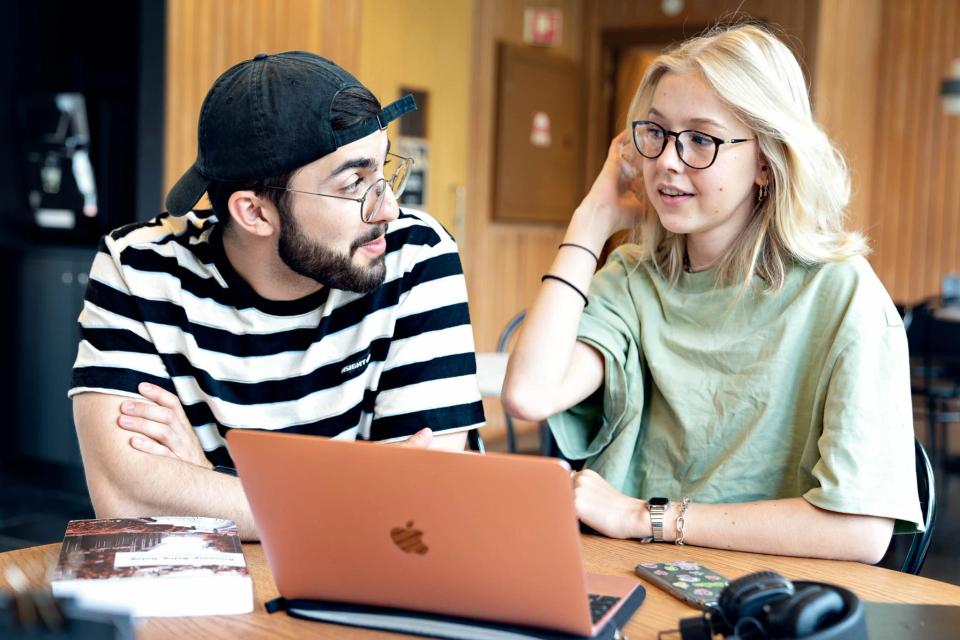 two students work on a computer (testbilde for pres)