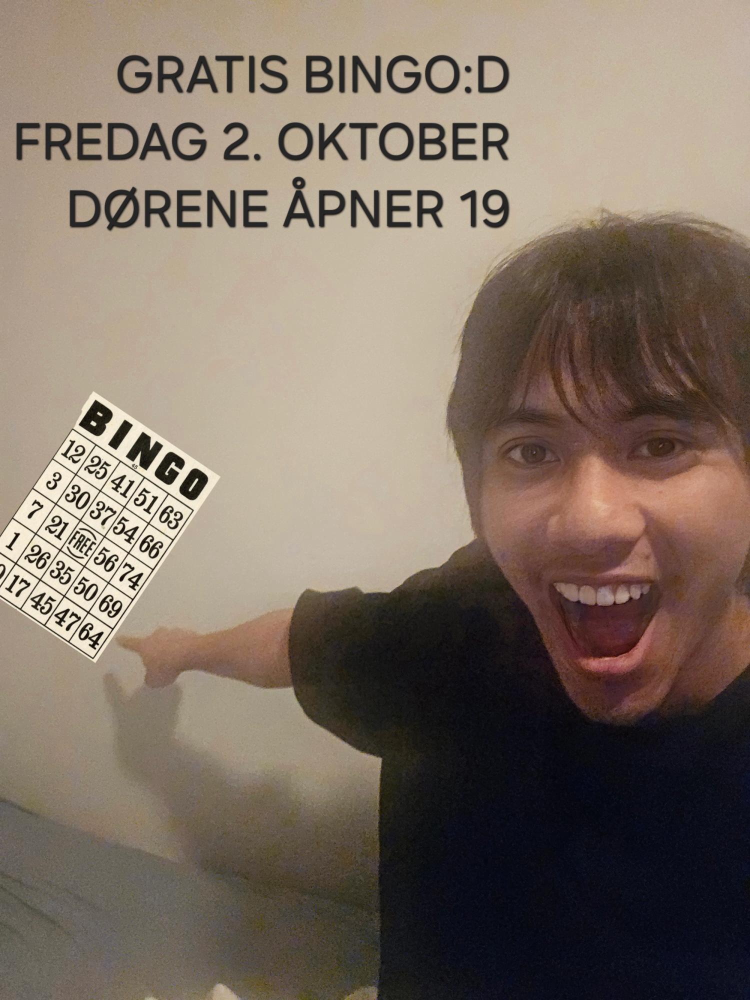 En smilende mann peker begeistret mot et bingobrett ved siden av teksten «Gratis bingo fredag 2. oktober, dørene åpner 19».
