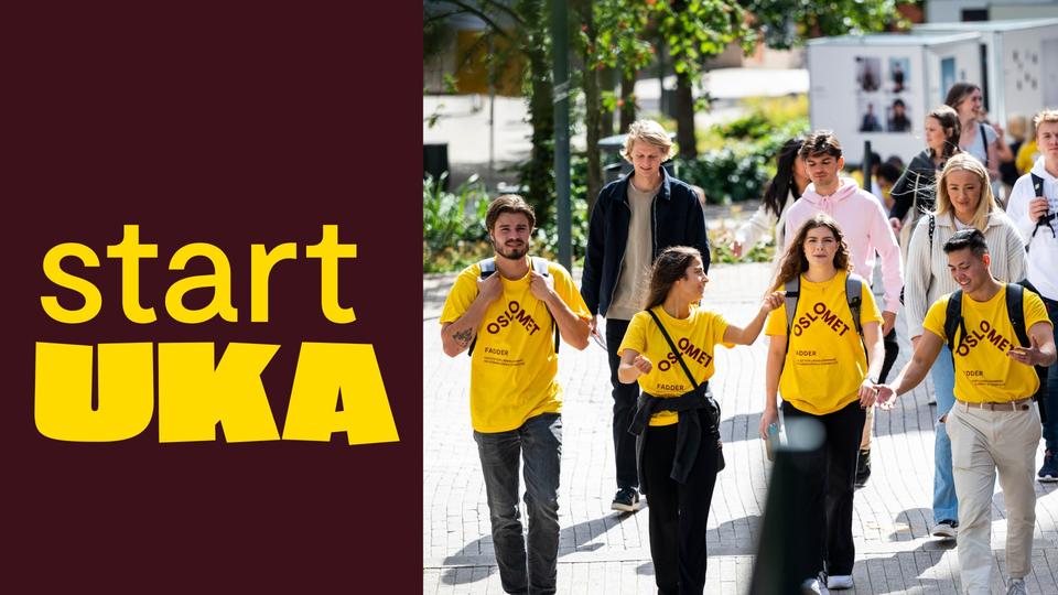 En gruppe studenter med gule «OsloMet fadder»-T-skjorter går smilende sammen på campus, ved siden av en mørkerød plakat med gul tekst som sier «start UKA».