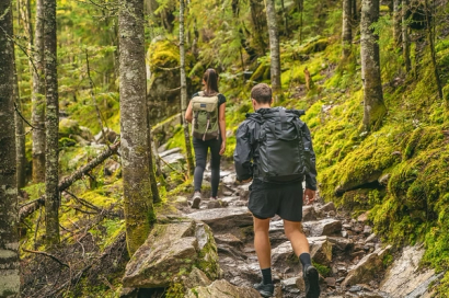 en kvinne og en mann som går på skogstur 