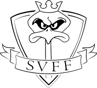 Svart-hvitt emblem med et stilisert, sint ansikt og en krone øverst, omgitt av et skjold og et banner nederst med teksten «SVET».
