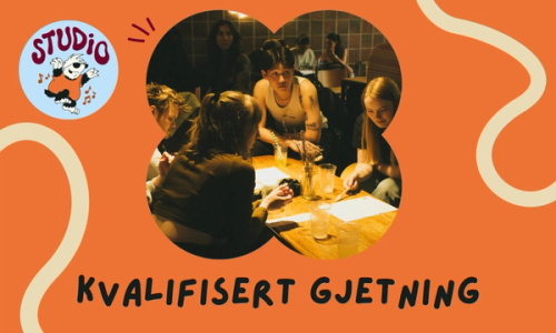En gruppe unge mennesker sitter rundt et bord på en bar eller kafé og samarbeider om et quiz- eller spillark, med teksten «Kvalifisert gjetning» på en oransje bakgrunn.