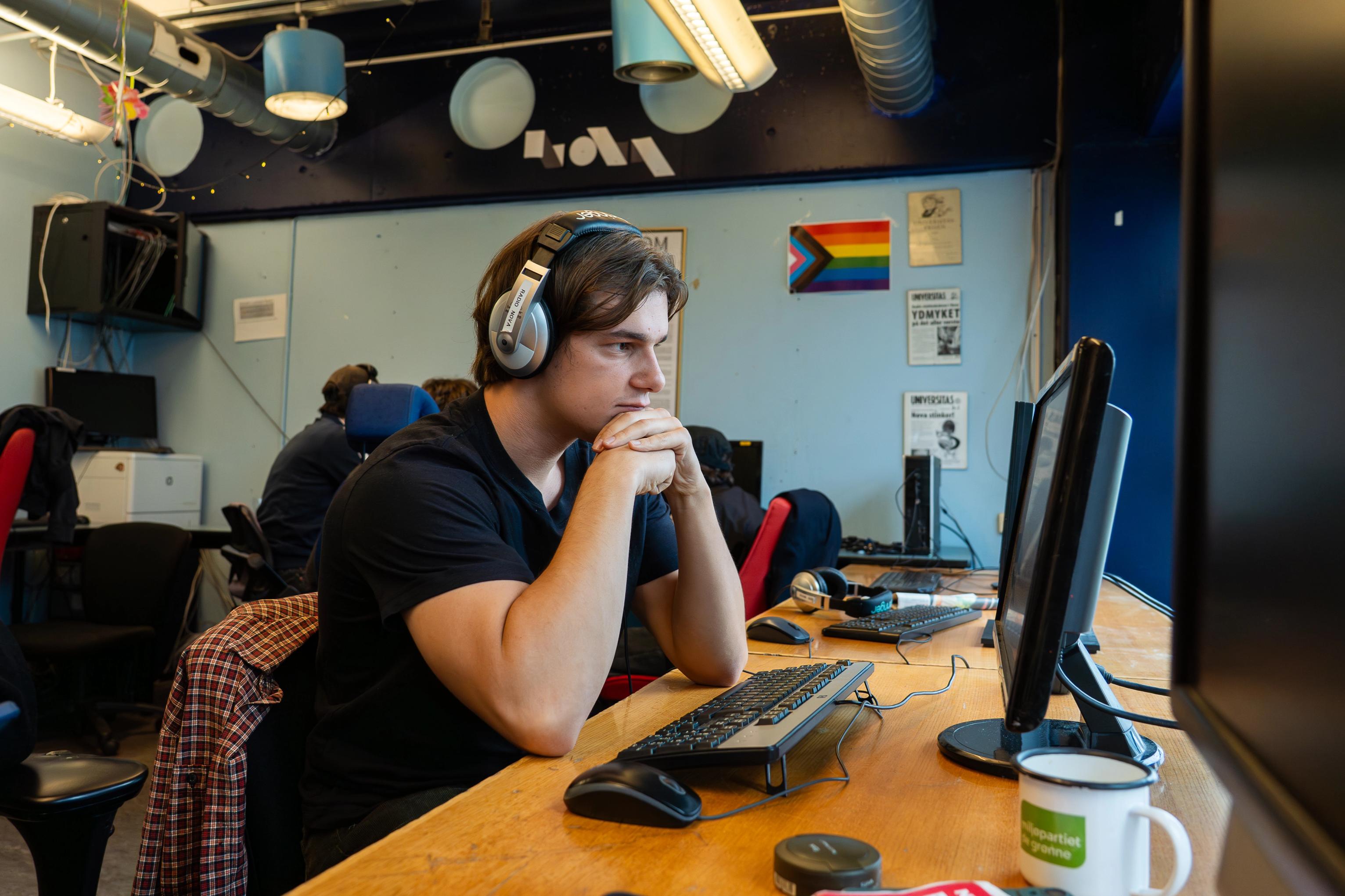 Person jobber på pc
