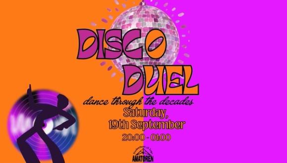 Fargerik plakat for «Disco Duel – dance through the decades» med diskokule, vinylplate og en dansende silhuett. Arrangementet finner sted lørdag 19. september kl. 20.00–01.00.
