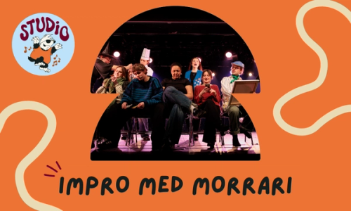 En gruppe unge skuespillere sitter på en scene og spiller improvisasjonsteater, omgitt av en oransje grafisk ramme med teksten «IMPRO MED MORRARI» og en rund logo med en dansende figur og ordet «STUDIO».