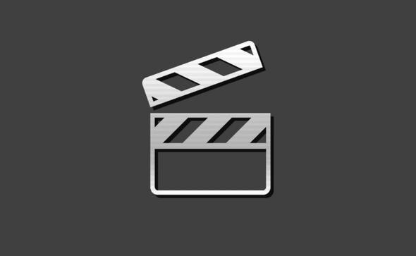 Et stilisert svart-hvitt-ikon av en åpen filmklapper på mørkegrå bakgrunn.