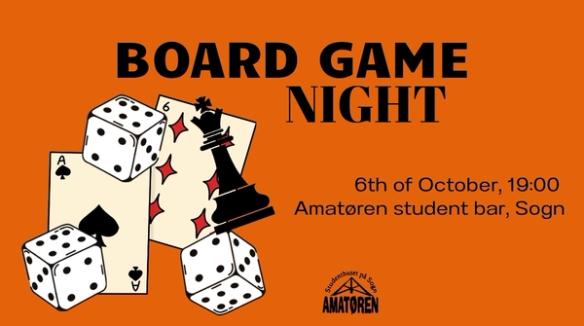 Oransje plakat for «Board Game Night» med terninger, spillkort og sjakkbrikker. Arrangementet holdes 6. oktober kl. 19.00 på Amatøren studentbar på Sogn.