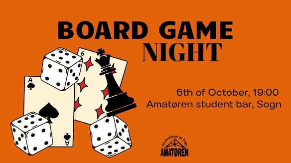 Oransje plakat for «Board Game Night» med terninger, spillkort og sjakkbrikker. Arrangementet holdes 6. oktober kl. 19.00 på Amatøren studentbar på Sogn.