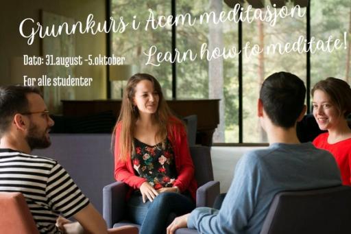 Fire studenter sitter i en uformell sirkel og snakker sammen på et kurs i Acem-meditasjon, med tekst på bildet som inviterer til grunnkurs for alle studenter. Store vinduer i bakgrunnen slipper inn dagslys og gir utsikt til skog.
