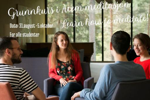 Fire studenter sitter i en uformell sirkel og snakker sammen på et kurs i Acem-meditasjon, med tekst på bildet som inviterer til grunnkurs for alle studenter. Store vinduer i bakgrunnen slipper inn dagslys og gir utsikt til skog.