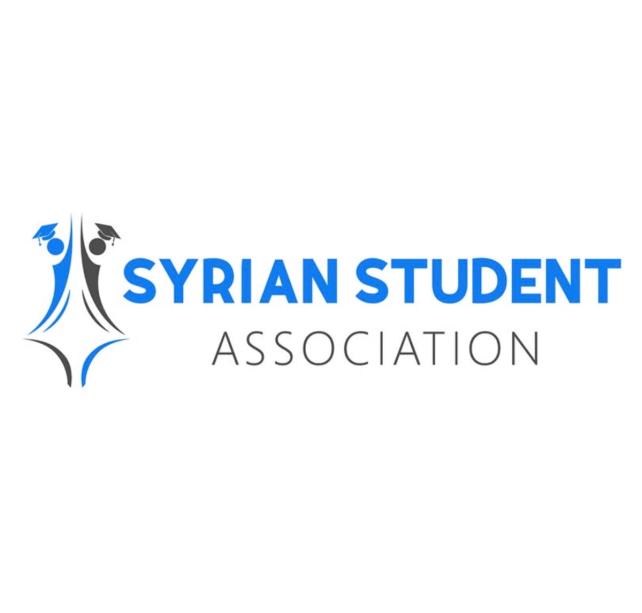 Logo for Syrian Student Association med blå og grå tekst og to stiliserte figurer som holder opp uteksamineringshatter.