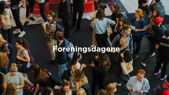 Foreningsdagene - mennesker som går frem og tilbake i en messehall