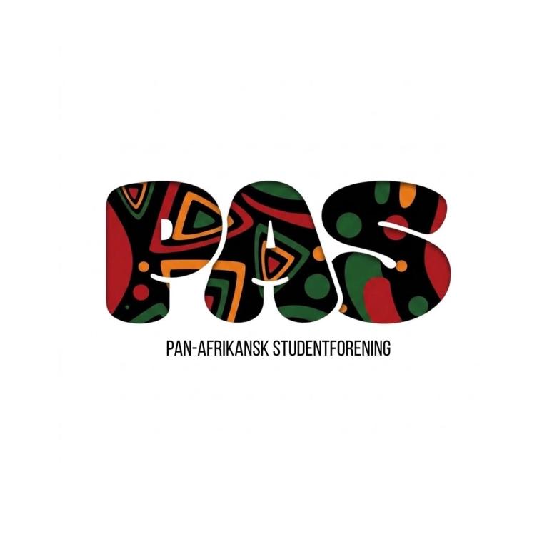 Logoen til Pan-Afrikansk Studentforening med bokstavene «PAS» i svart, rødt, grønt og oransje mønster på hvit bakgrunn.