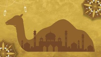 Illustrasjon av en kamel i profil der silhuetten av en moské med minareter er integrert i kroppen, på en gyllen bakgrunn med dekorative islamske mønstre og hengende lanterner.