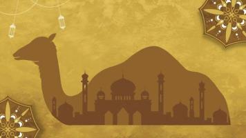 Illustrasjon av en kamel i profil der silhuetten av en moské med minareter er integrert i kroppen, på en gyllen bakgrunn med dekorative islamske mønstre og hengende lanterner.