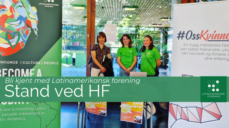 Tre kvinner stĂ„r ved en informasjonsstand for Latinamerikansk forening, omgitt av bannere og plakater. Et grĂžnt tekstfelt lyder «Bli kjent med Latinamerikansk forening â Stand ved HF».