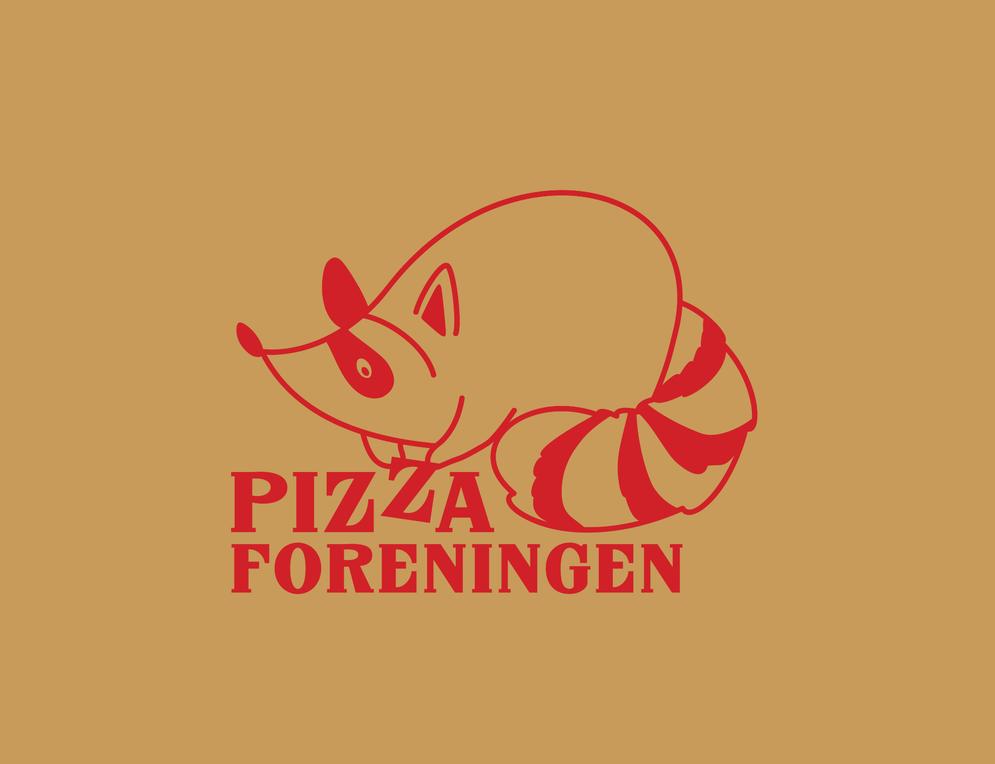 Rød logo med en stilisert vaskebjørn over teksten «Pizza Foreningen» på en lysebrun bakgrunn.