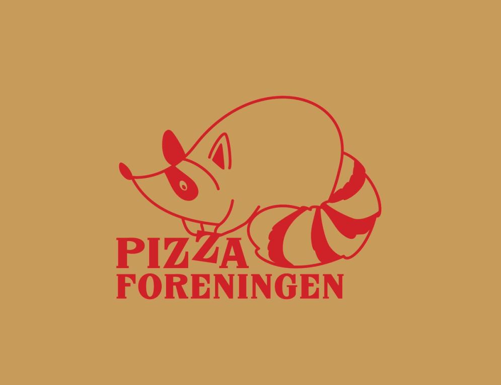 Rød logo med en stilisert vaskebjørn over teksten «Pizza Foreningen» på en lysebrun bakgrunn.