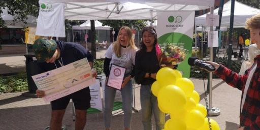 OsloMet Forening Norsk Start, en gutt og to jenter tar imot pris og ballonger