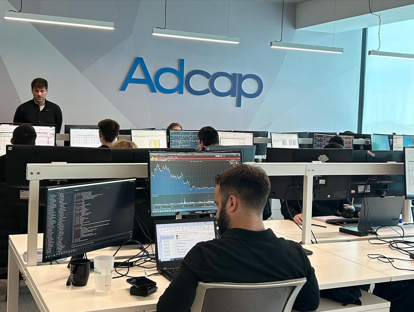 Visita a Adcap 1