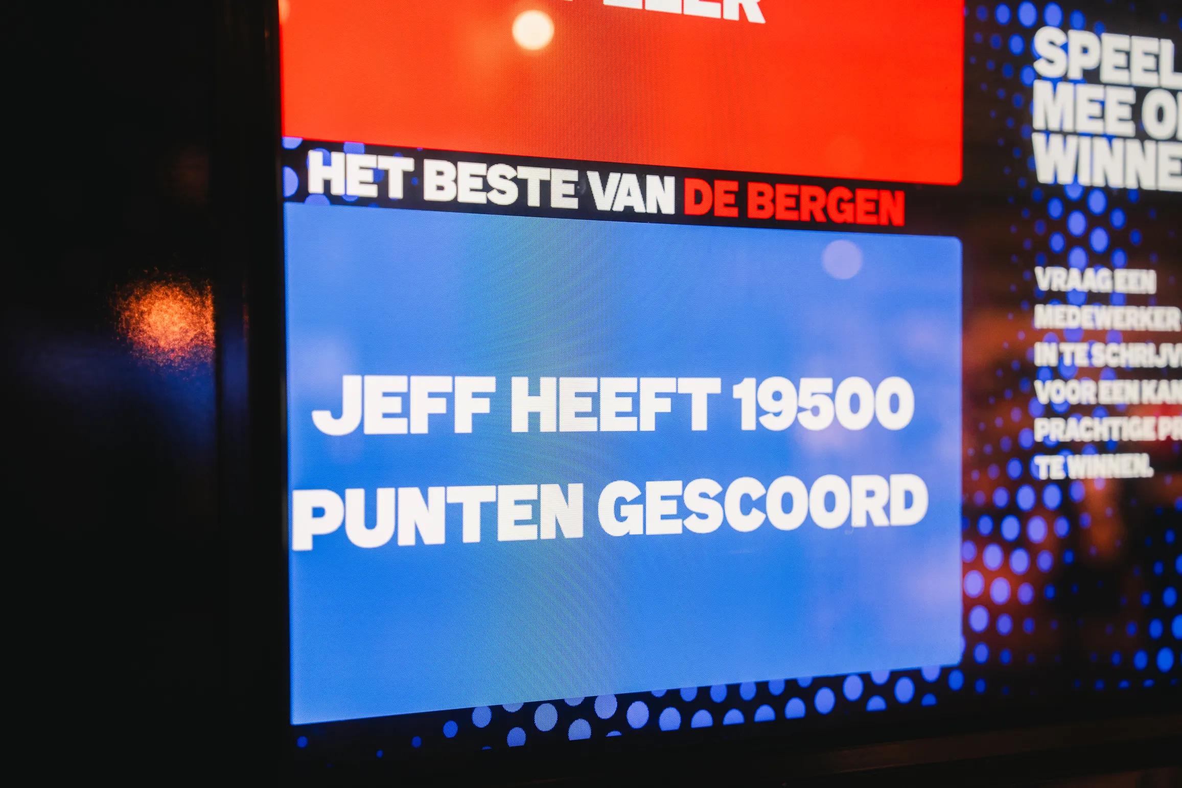 Het live-feedscherm maakte van de menigte een publiek en veranderde elke solo-run in een gedeeld spektakel.