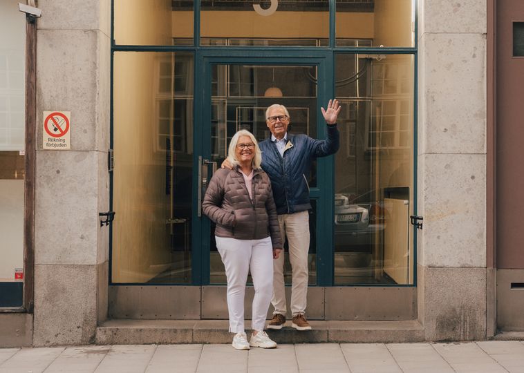 Senior som pysslar