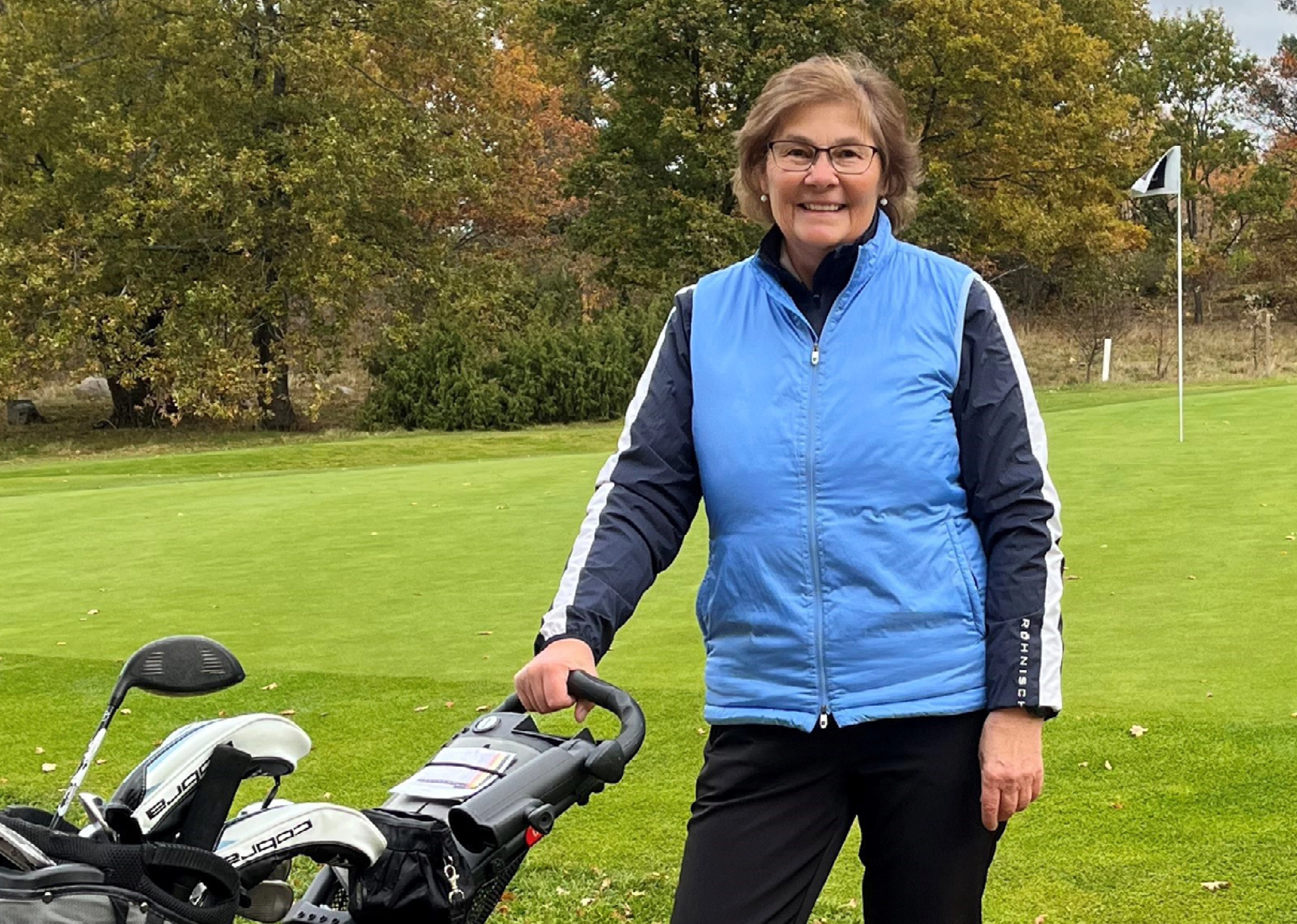 Monika spelar golf