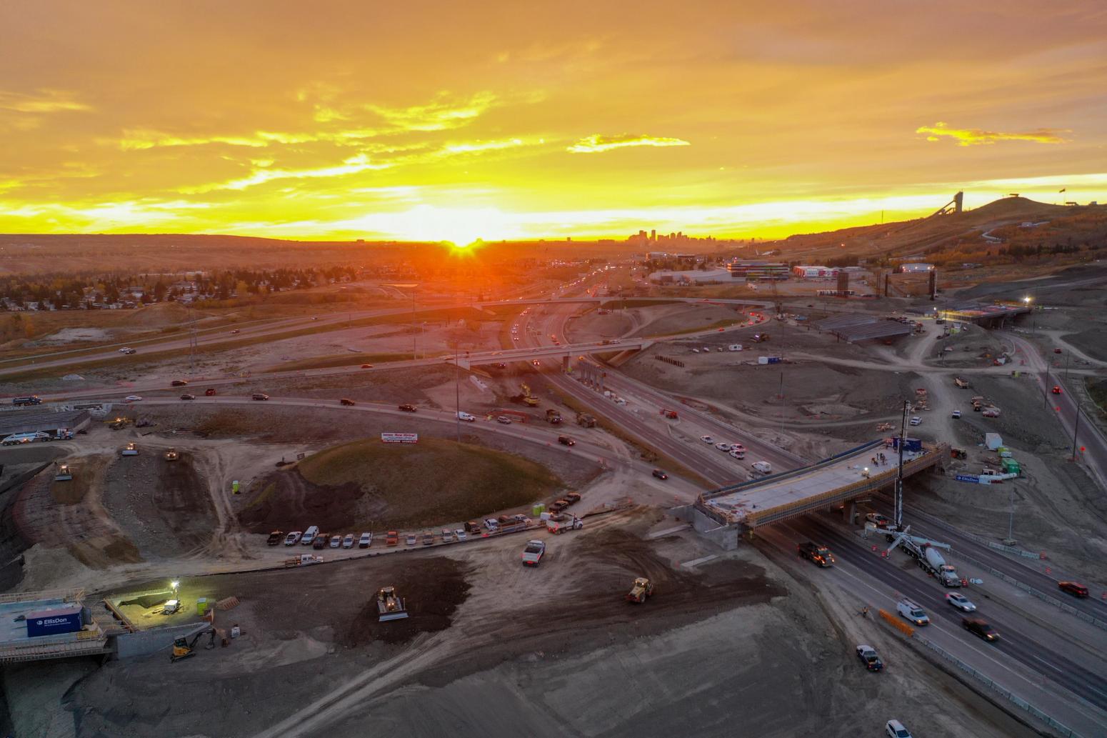 chantier de construction au coucher du soleil