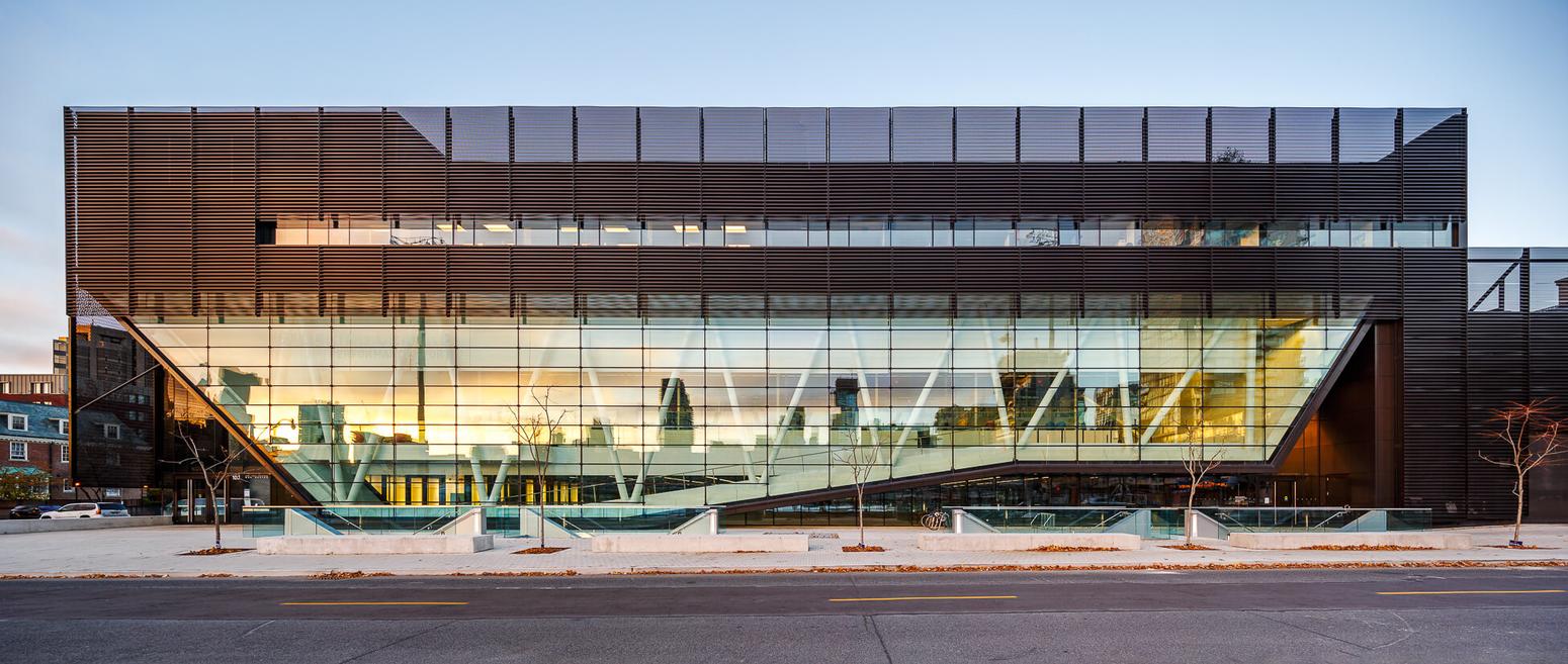 Extérieur d’un bâtiment moderne en verre et en bois