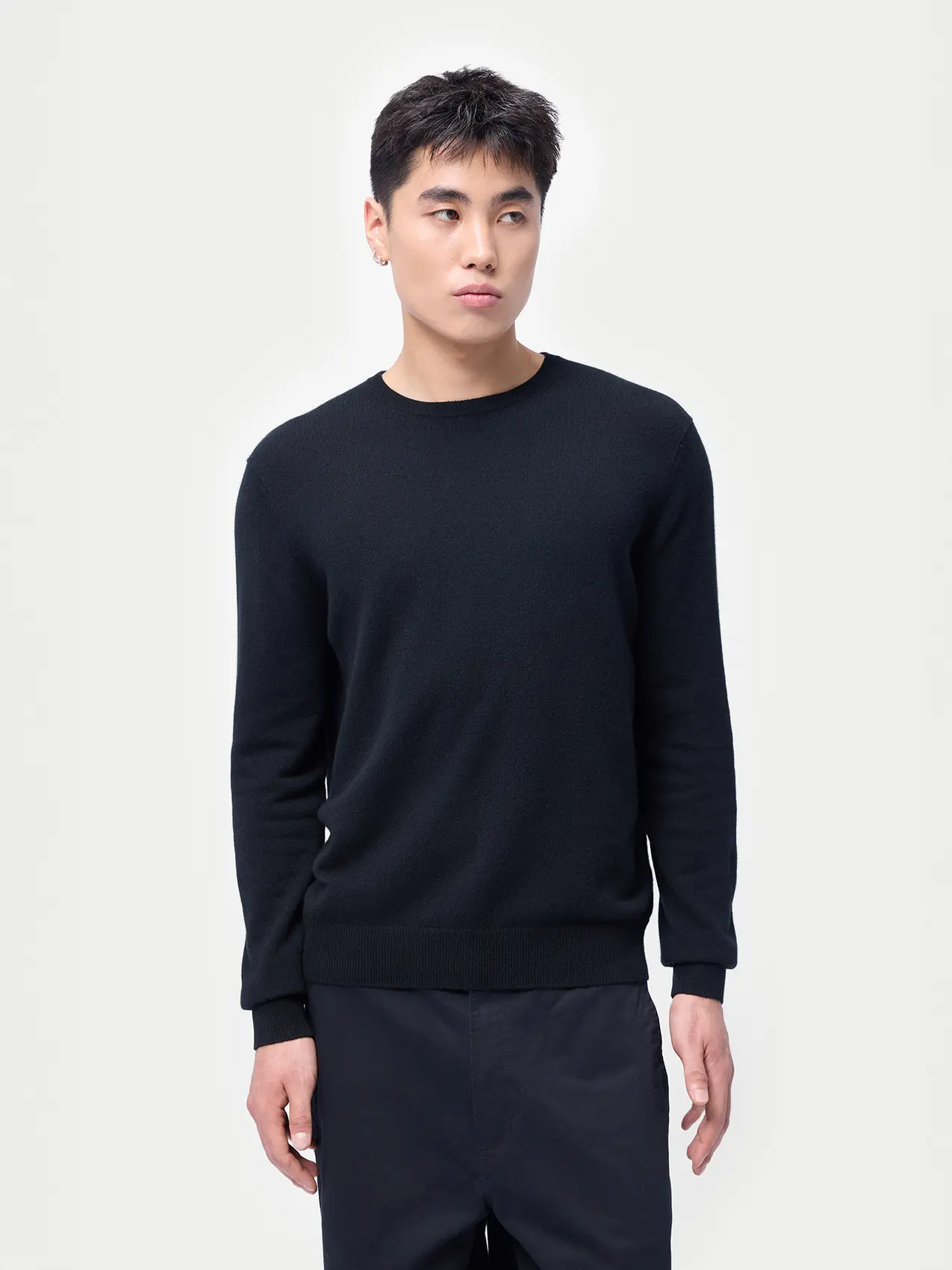 Men's essential black crewneck cashmere sweater | GOBI Cashmere