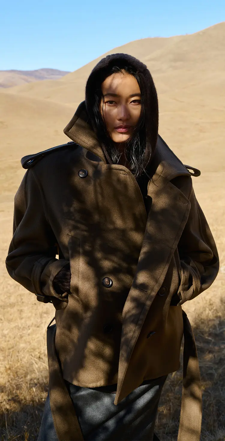 Inspiriert von nomadischer Weisheit, betont die Kollektion funktionale Lagenlooks. Wandlungsfähige Designs erlauben es, die Stücke umzugestalten, zu schichten und auf verschiedene Weisen zu tragen, um nachhaltige, personalisierte Looks zu schaffen.