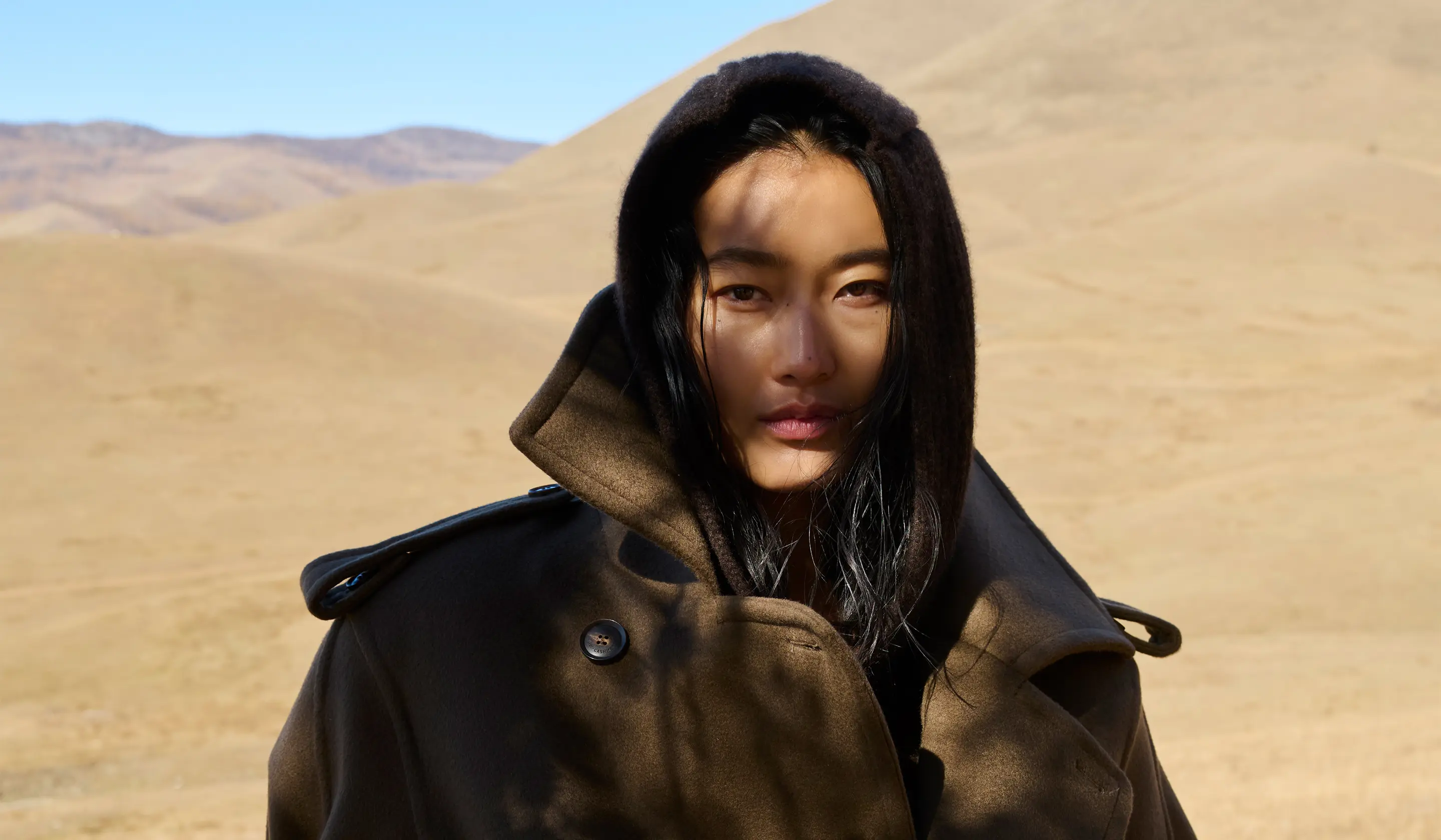 Inspiriert von nomadischer Weisheit, betont die Kollektion funktionale Lagenlooks. Wandlungsfähige Designs erlauben es, die Stücke umzugestalten, zu schichten und auf verschiedene Weisen zu tragen, um nachhaltige, personalisierte Looks zu schaffen.