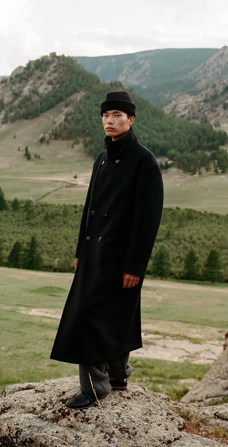 Mit Nachhaltigkeit im Zentrum verkörpert die Kollektion Kreislauffähigkeit – designed für Transformation, Langlebigkeit und Abfallfreiheit. Jedes Stück vereint grafische und organische Elemente für eine raffinierte, anpassungsfähige Garderobe.