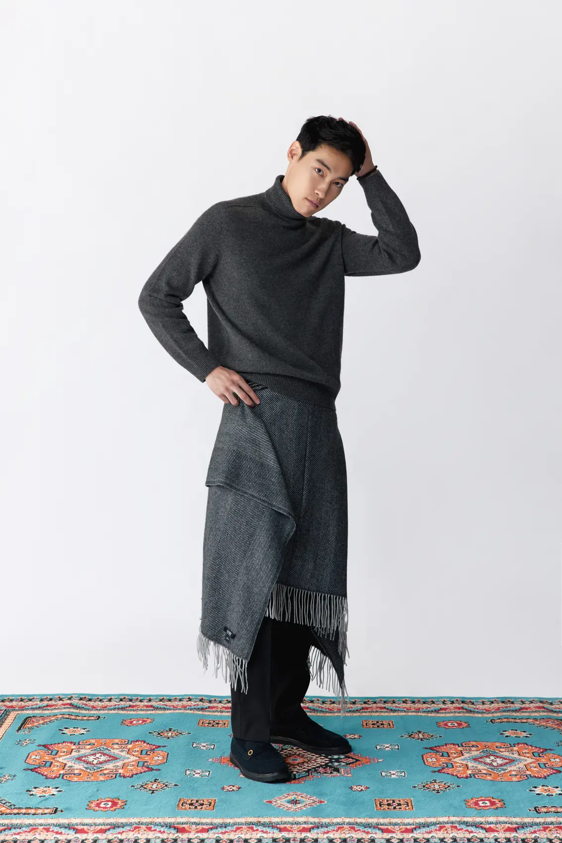 Men's dark grey cashmere turtleneck paired with cashmere blanket as bottom | GOBI Cashmere