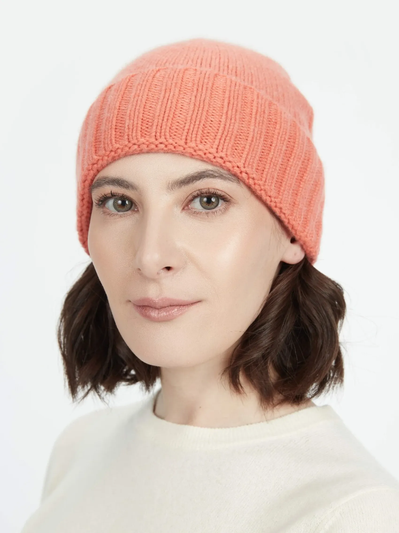 The Essential Guide to Cashmere Beanies: Style, Comfort, and Versatility