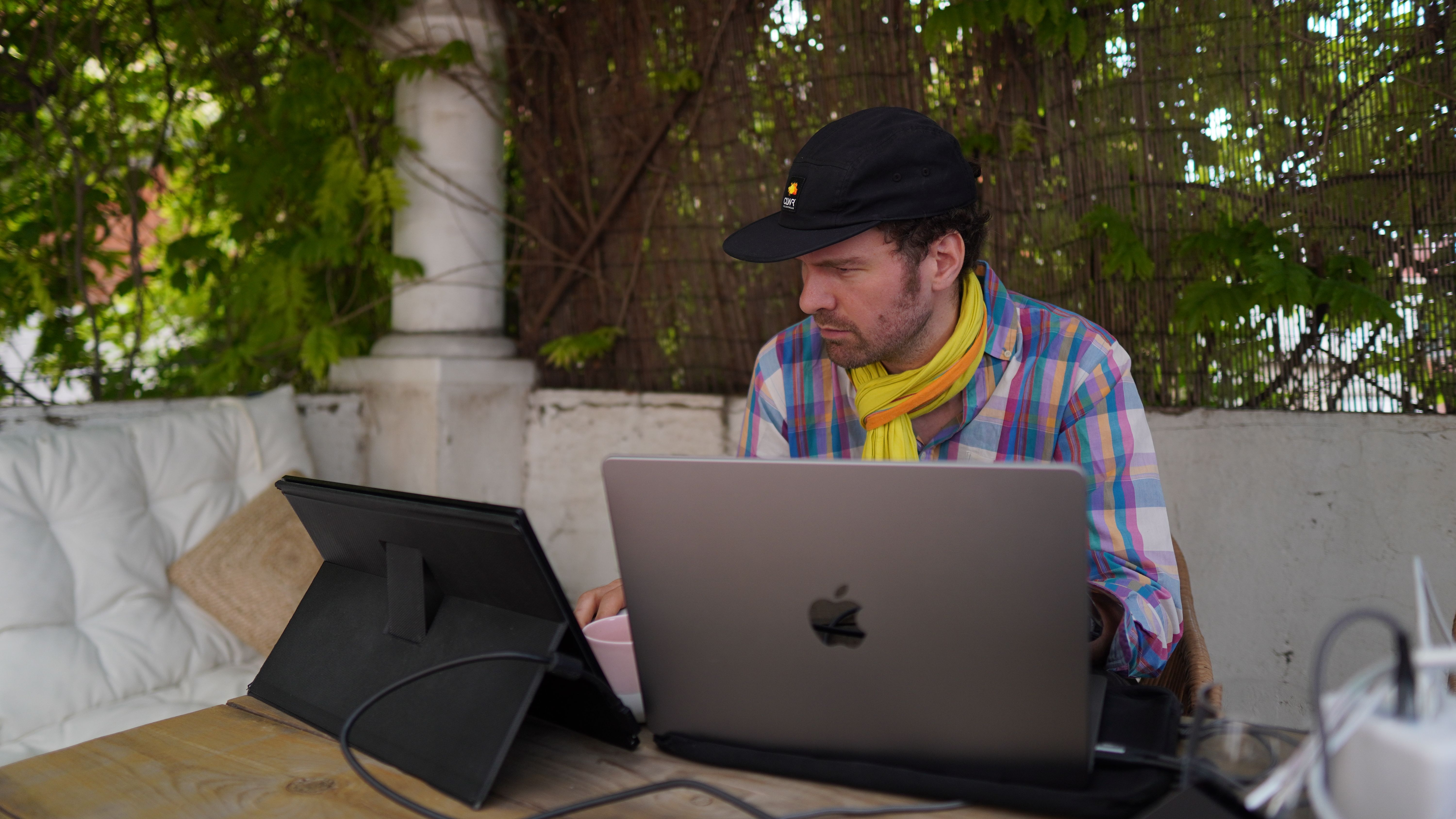 Jonas Larsson vid en laptop och en surfplatta.