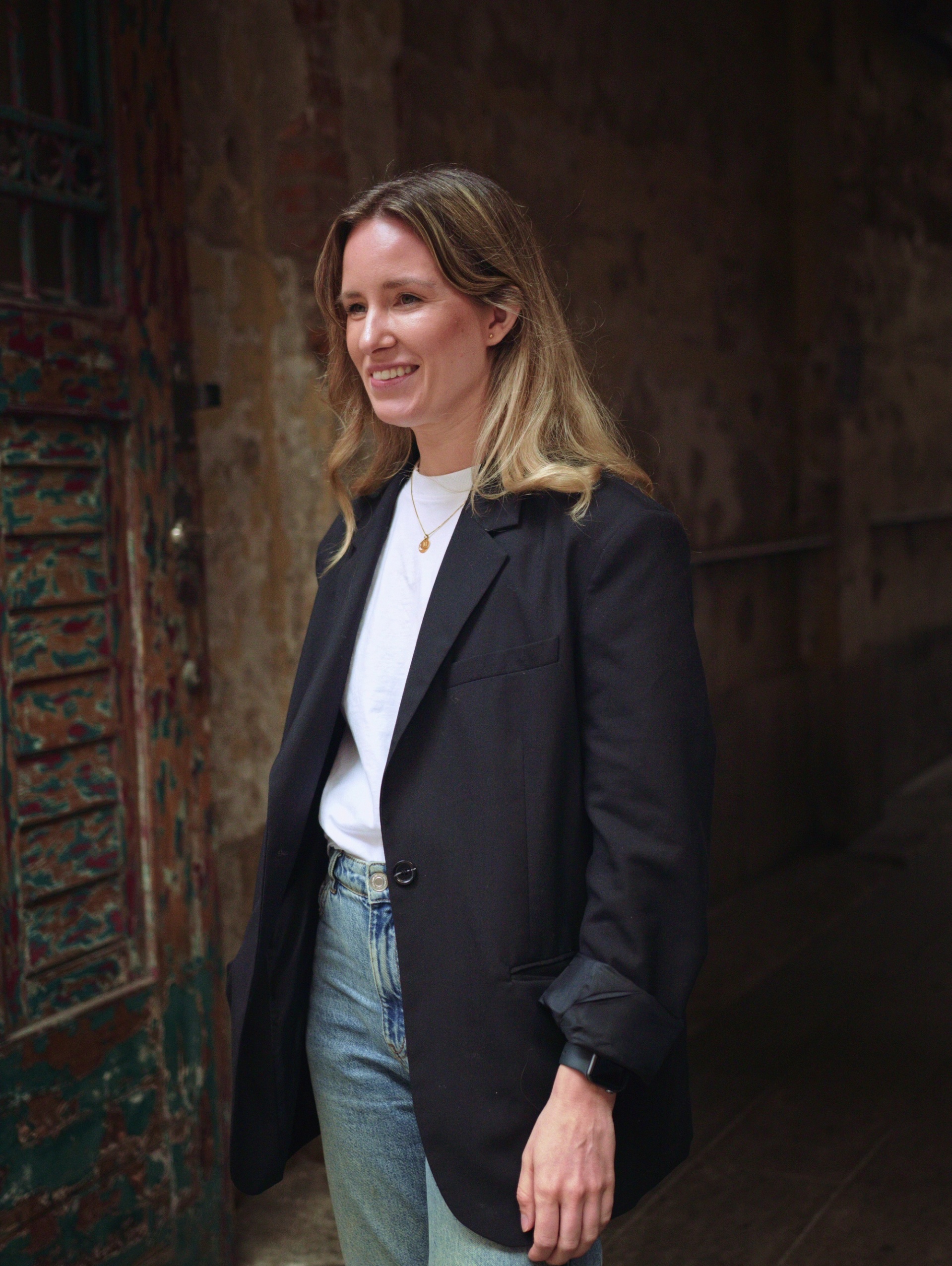 Kvinna som står och ler