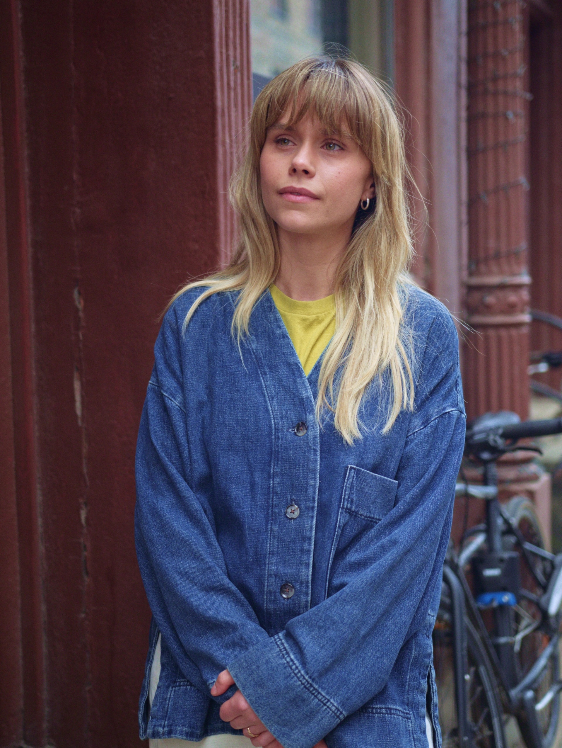 Kvinna som står och korsar armarna