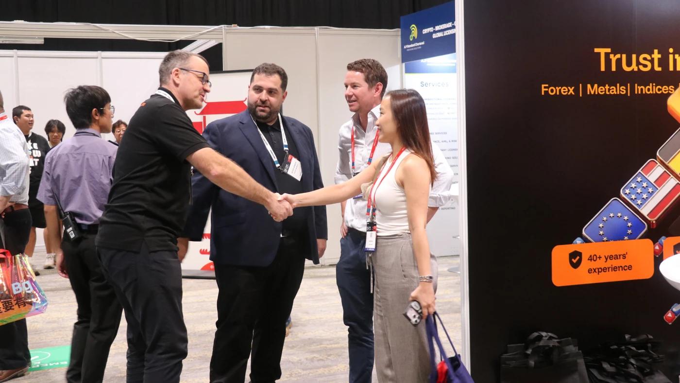 Los fundadores de Fintrix Markets se reúnen con operadores y socios en la Online Trading Expo Hong Kong 2026