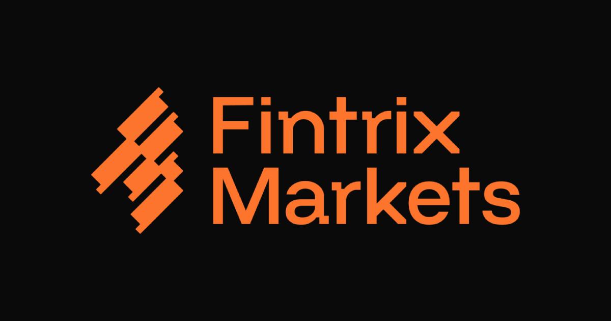 검은색 배경 위에 있는 Fintrix Markets 오렌지색 아이덴티티 로고.