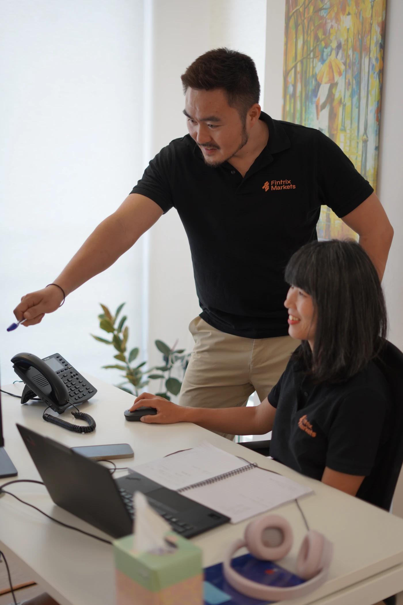 Colaboración en equipo en el espacio de trabajo de Fintrix Markets