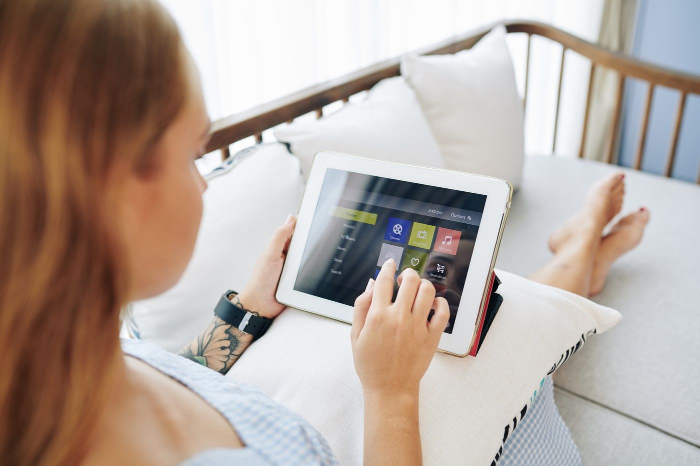 Response bias: Female customer choosing an app on an iPad