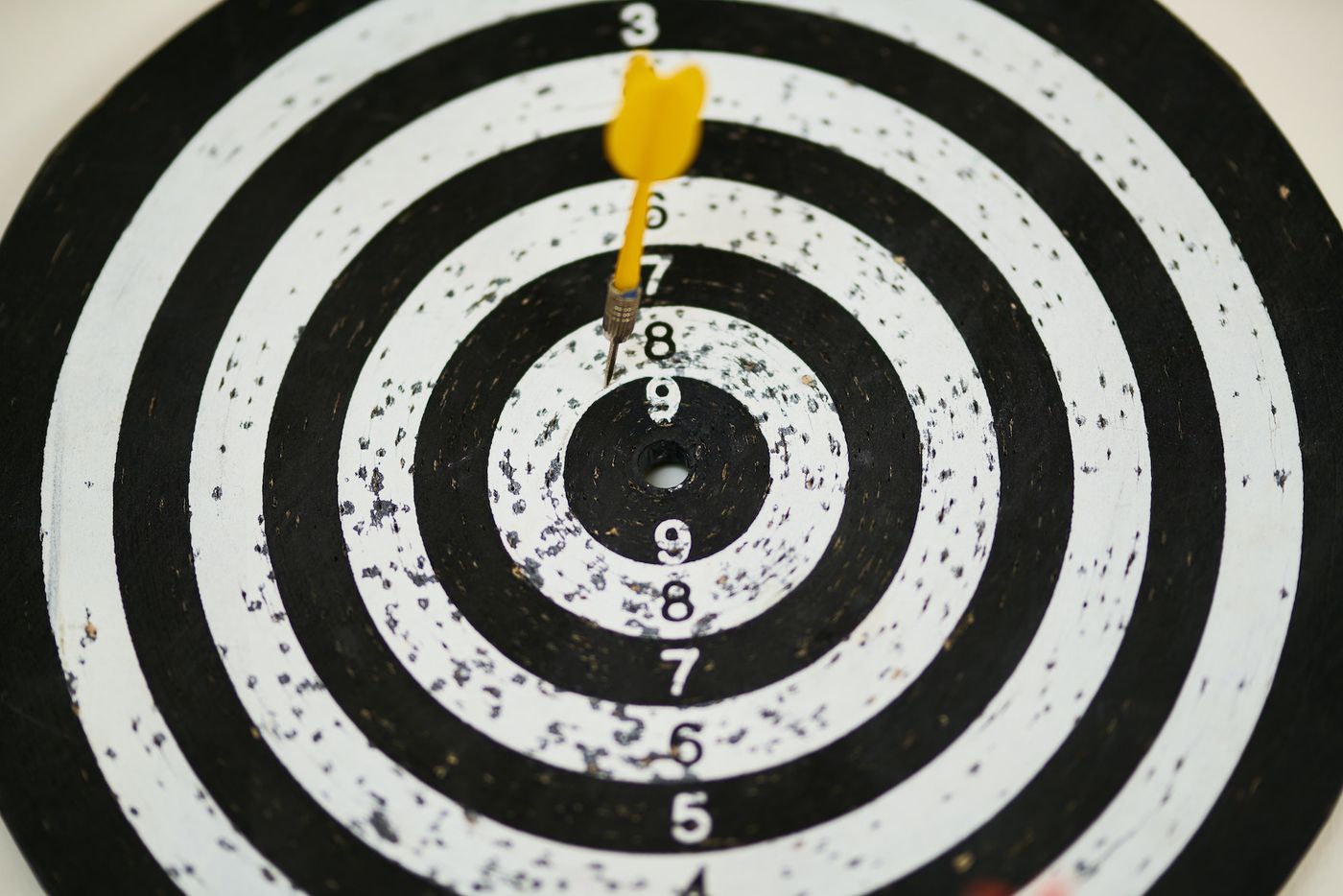 Amazon listing optimization: image of a dartboard 