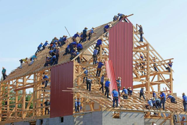 Personas construyendo de manera conjunta una casa