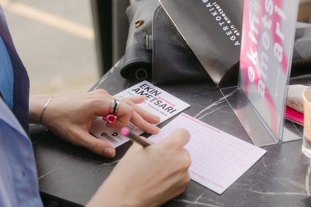 Una persona rellena una tarjeta durante el taller