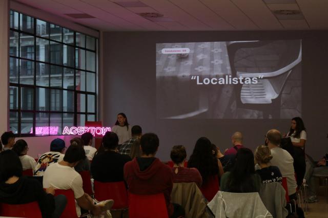 Proyección de la sesión “Localistas” ante el público