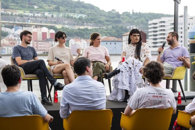 Mesa redonda en una terraza con vistas a la ría
