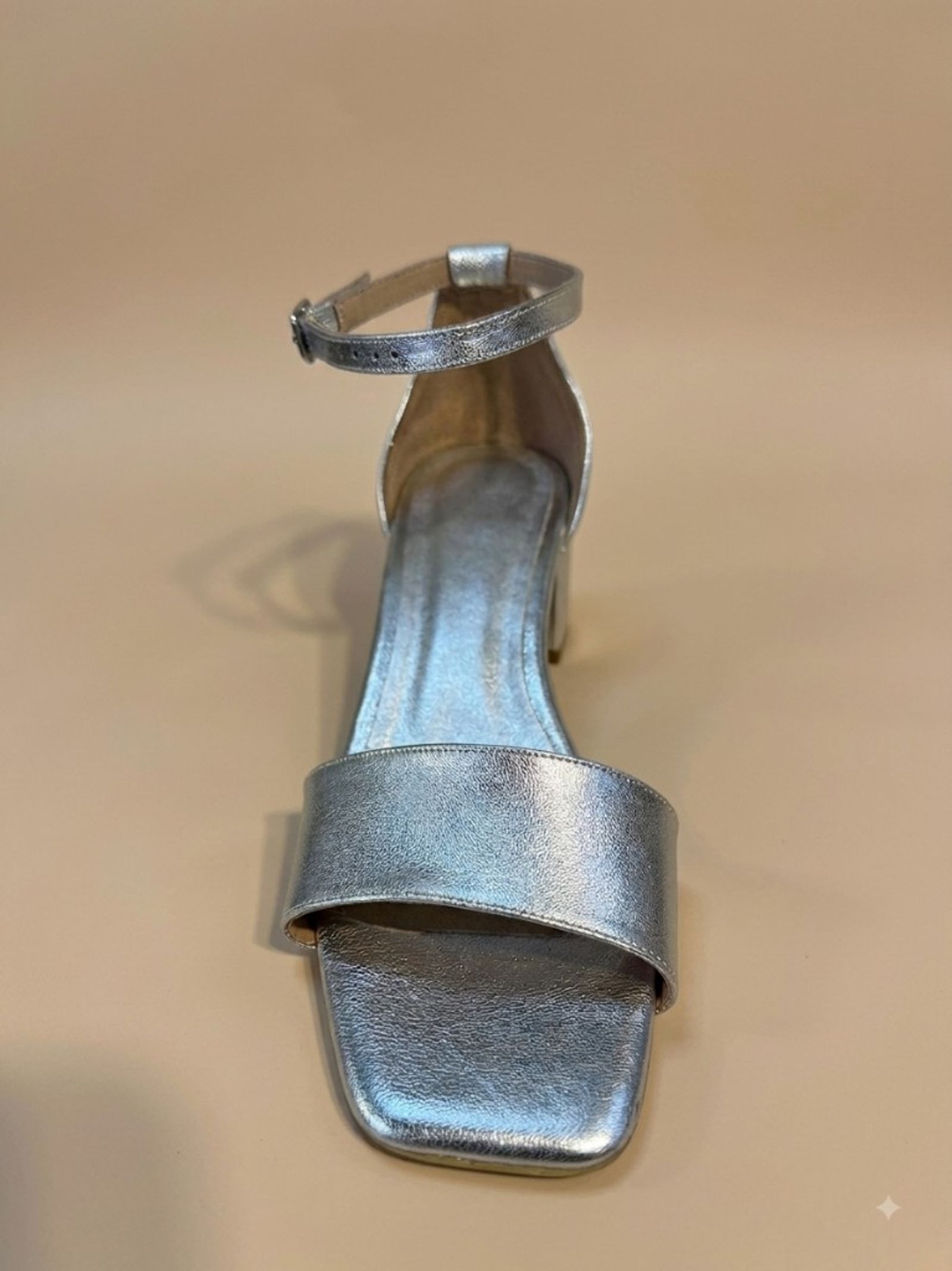 סנדל כסף מטאלי עם חרטום מרובע ורצועת קרסול, מבט מקדימה — סנדלי נשים במידות גדולות 42–46, סטודיו נשר