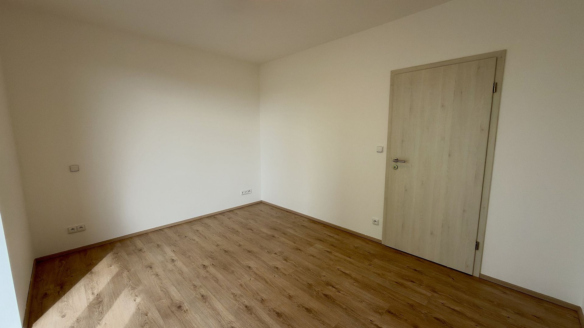 Pronájem novostavby bytu 3+kk s balkonem a garážovým parkovacím stáním v Plzni – Černicích – foto 10