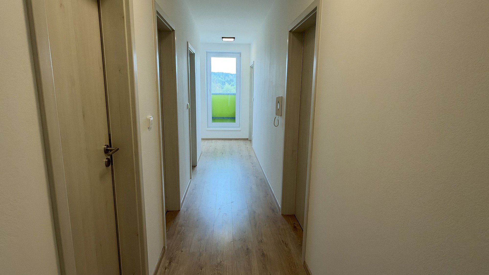 Pronájem novostavby bytu 3+kk s balkonem a garážovým parkovacím stáním v Plzni – Černicích – foto 13